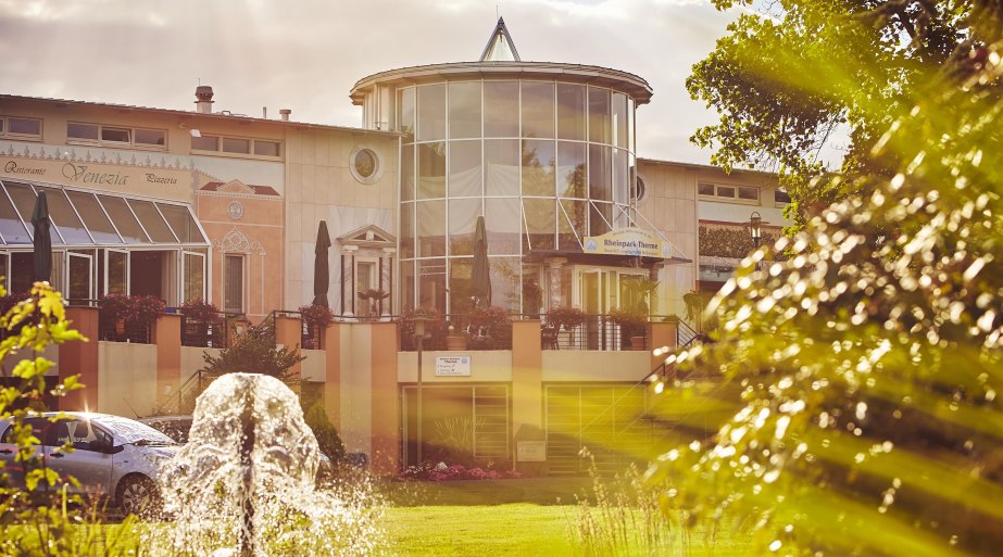 Therme Außenansicht | © Marco Rothbrust