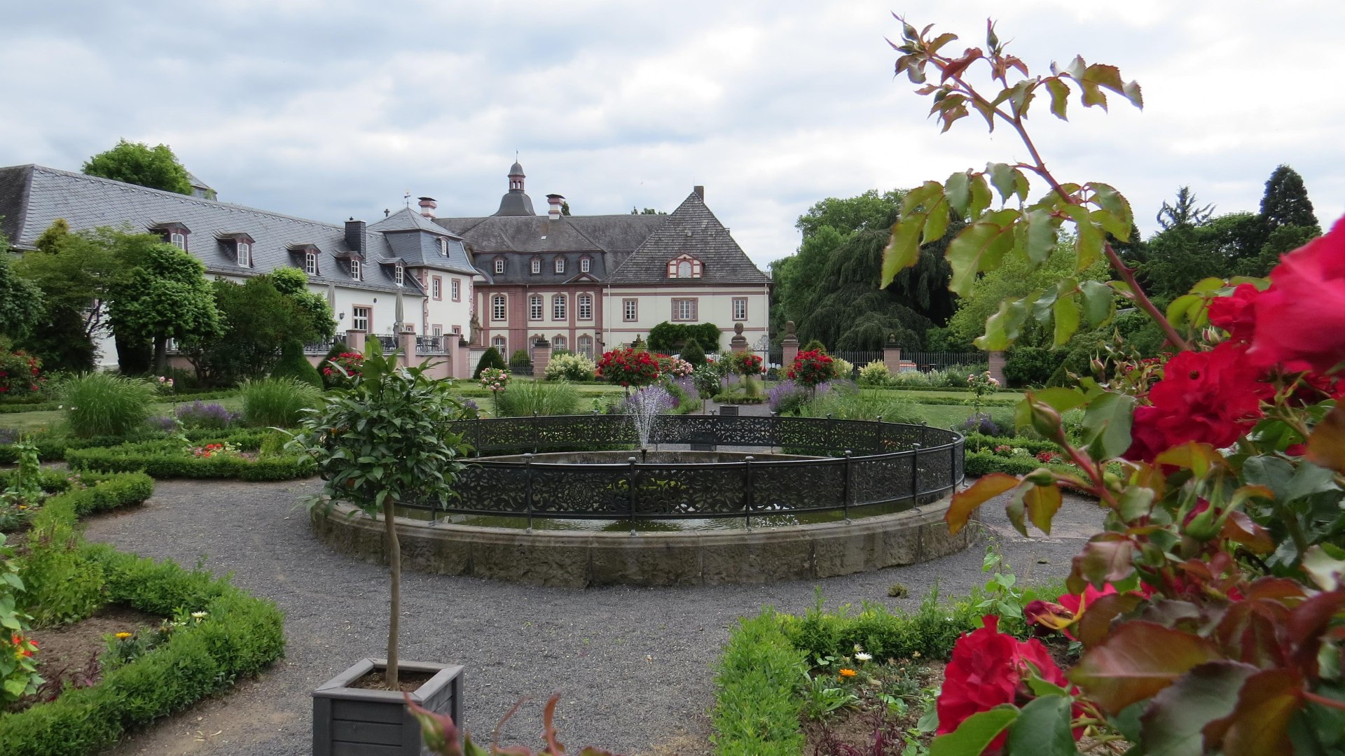 Abtei Rommersdorf mit Onrangerie und franz. Garten | © Pressebüro der Stadt Neuwied