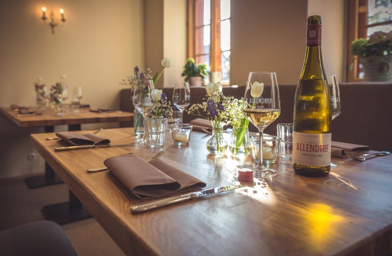 Brentanohaus Lokal Innen Tisch | © Weingut Familie Allendorf