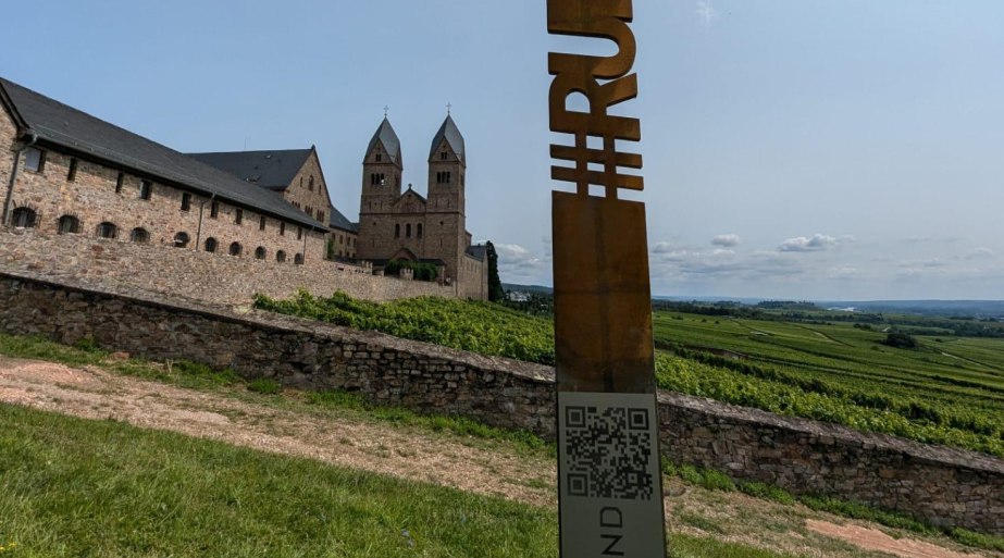 Gude Blick an der Abtei St. Hildegard mit QR-Code | © Birgit Bien