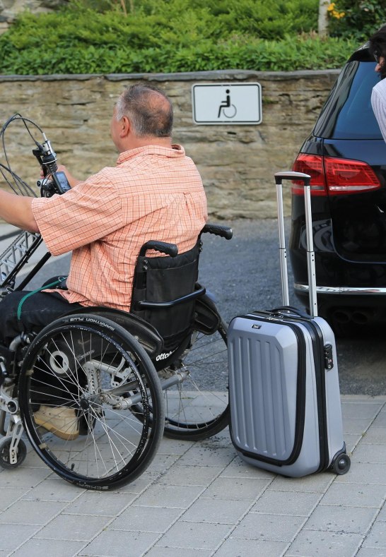 Barrierefreier Parkplatz vor dem Hotel | © Kaltenbach, Hotel im Schulhaus