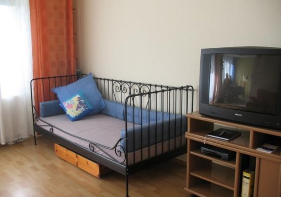 Wohnzimmer mit Zusatzbett | © Metz