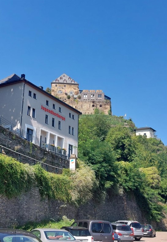 Blick auf die Jugendherberge, Rheinfels u. Tusculu | © T. Biersch