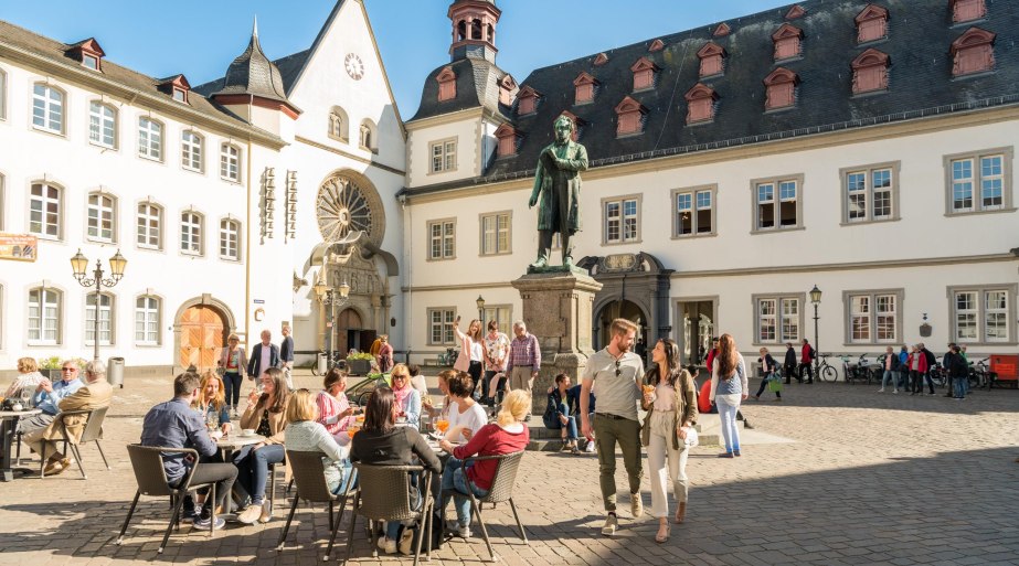 Jesuitenplatz mit Citykirche im Hintergrund | © Koblenz-Touristik GmbH / Dominik Ketz