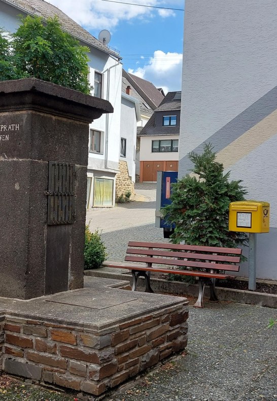 Brunnen mit Ruhebank | © T. Biersch