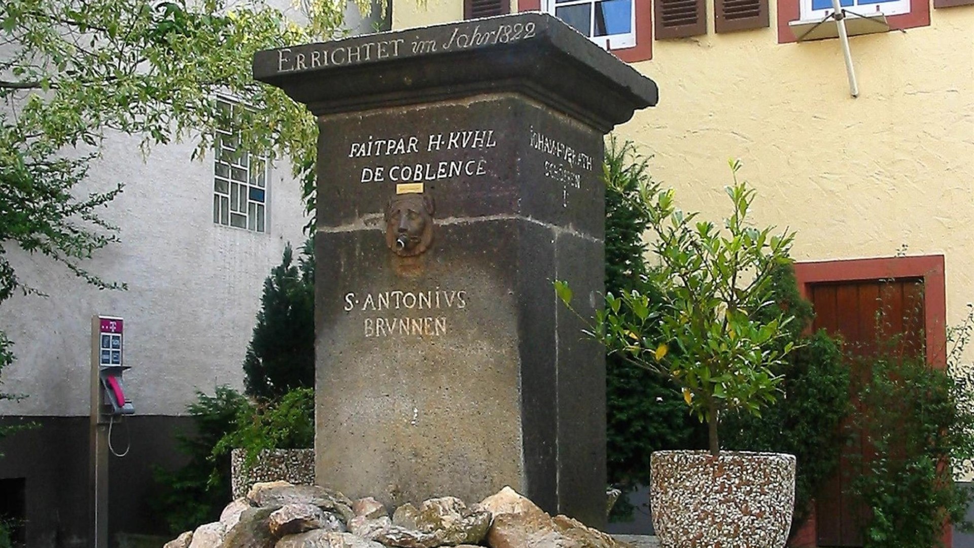 Dorfmitte mit Antoniusbrunnen u. Backes | © Gemeinde Urbar