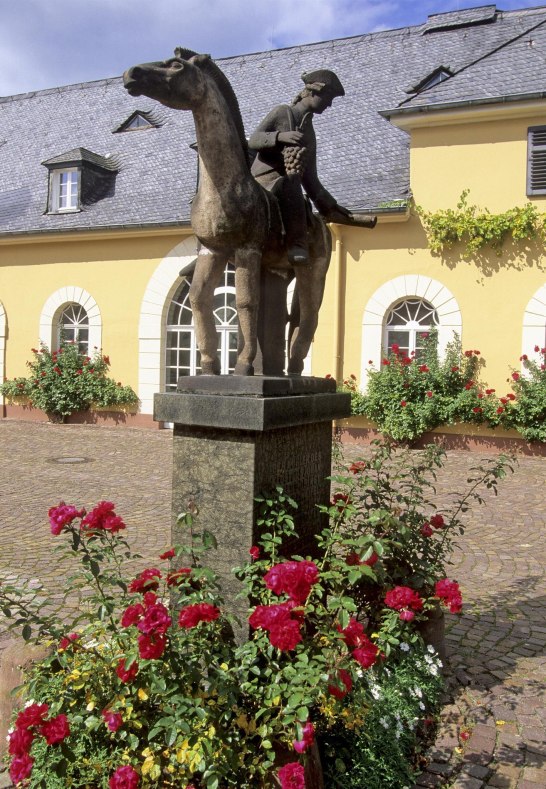 Schloss Johannisberg Spätlesereiter Statue | © JWG Johannisberger Weinvertrieb KG