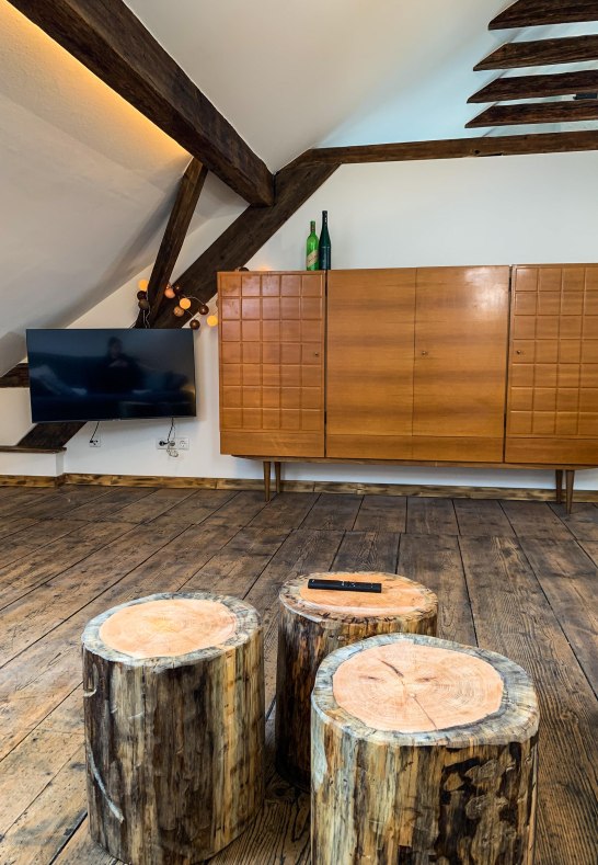 Atelier, Wohnzimmer mit UHD-TV | © Greive