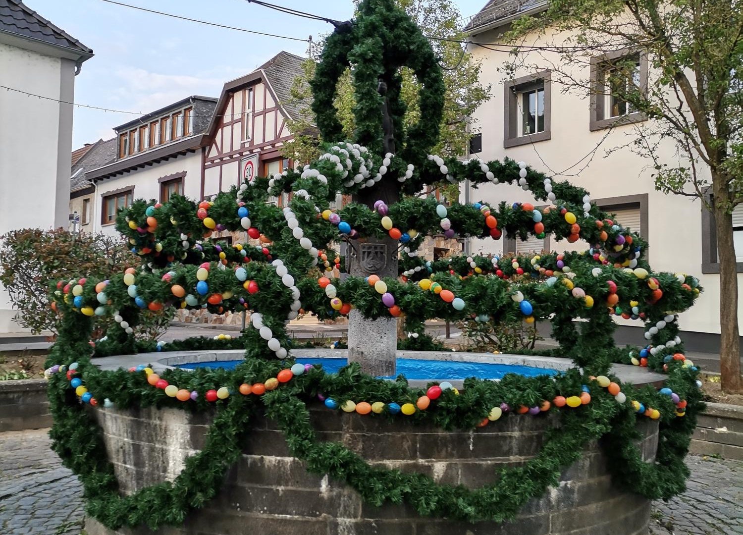 St-Martinsbrunnen als Osterbrunnen | © Rämer