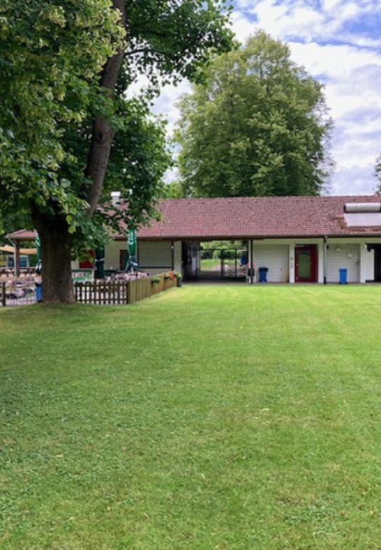 Liegewiese mit Blick auf Biergarten und Eingang | © Hans-Dieter Funk