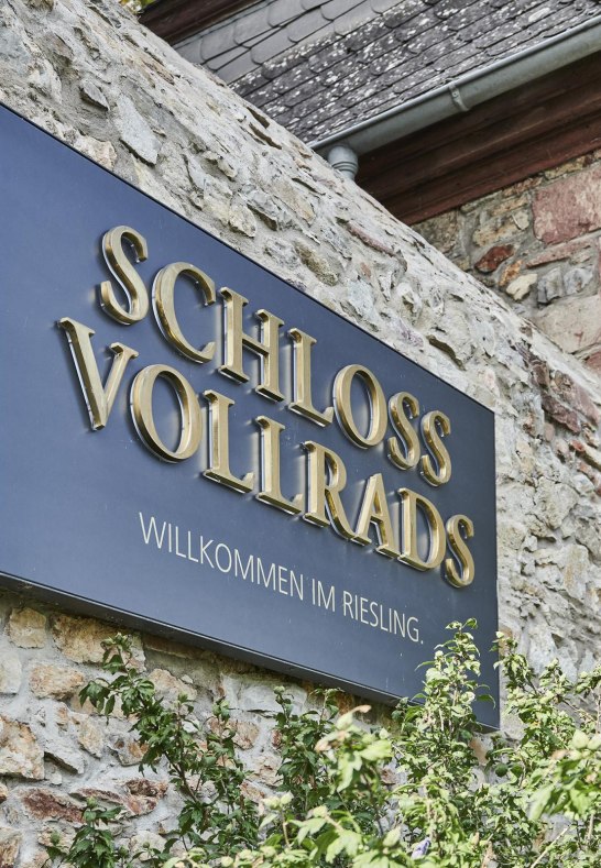 Schild Schloss Vollrads | © Hessen Tourismus, Roman Knie