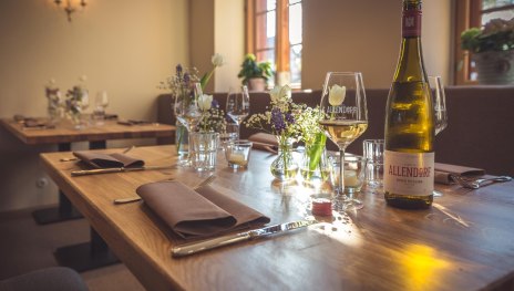 Brentanohaus Lokal Innen Tisch | © Weingut Familie Allendorf