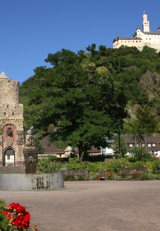 Kriegerdenkmal und Marksburg | © unbekannt