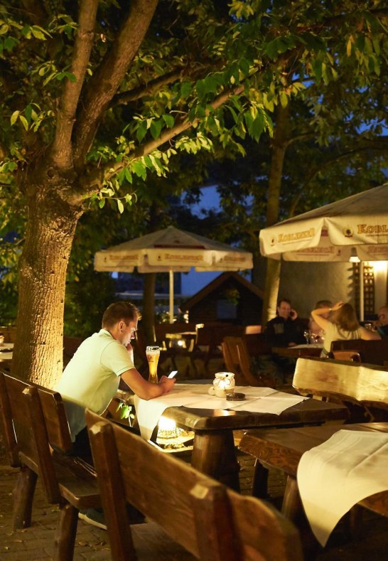 Biergarten am Abend | © Hotel Restaurant Alter Posthof